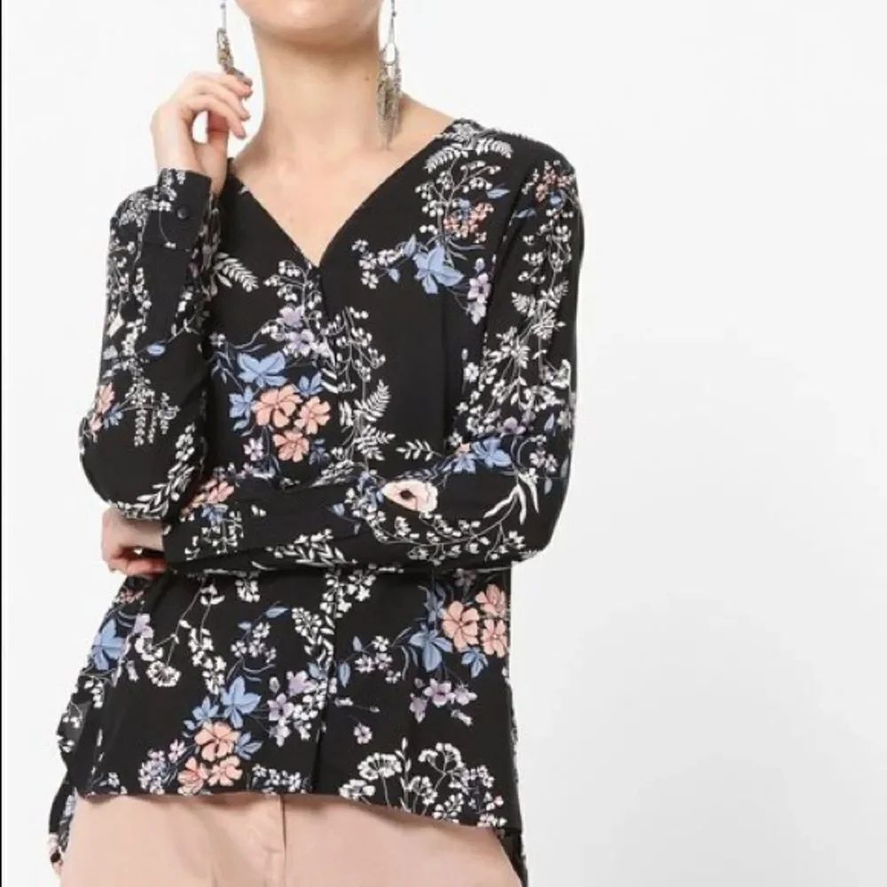 ✨ Jasmine Floral Print Blouse

by KUT from the Kloth

✨